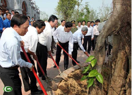 Thủ tướng Nguyễn Tấn Dũng và các đồng chí lãnh đạo thành phố trồng cây lưu niệm tại đền thờ Hưng Đạo Vương Trần Quốc Tuấn (huyện Thủy Nguyên).